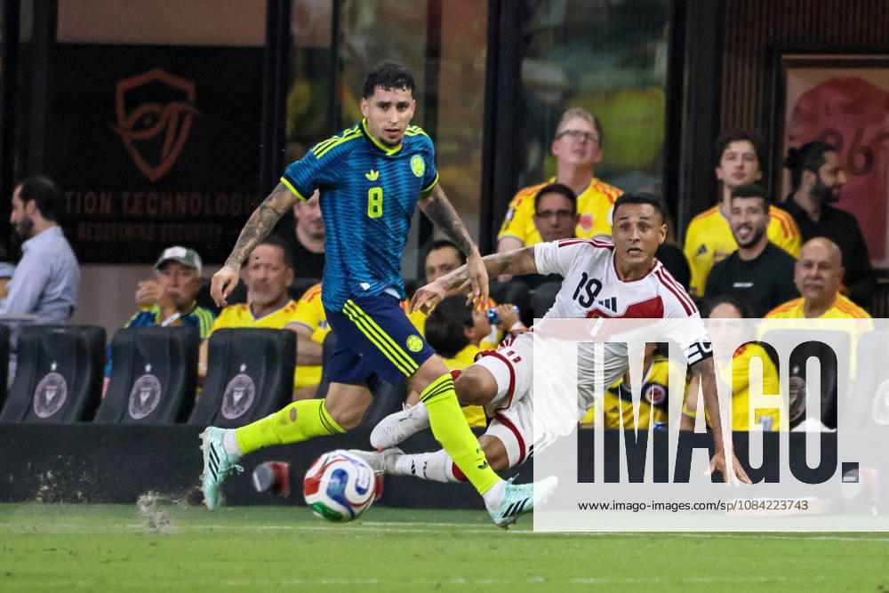 MIAMI, FL - OCTOBER 06: Gustavo Puerta 8 of Colombia and Yoshimar Yotun 19 of Peru battle for a ball during an International Friendly, Länderspiel, Nationalmannschaft soccer match between Colombia and Peru at NU Stadium on October 06, 2026 in Miami, Florida.(Photo by Chris Arjoon Icon Sportswire) SOCCER: OCT 06 Colombia vs Peru Icon2610060000039