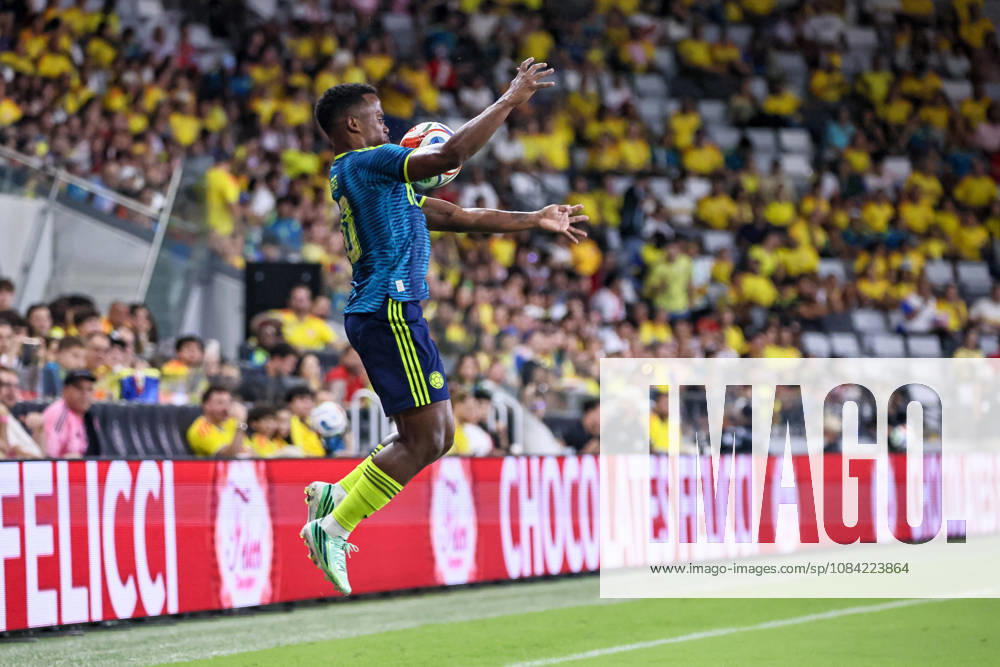 MIAMI, FL - OCTOBER 06: Jhon Arias 10 of Colombia controls a ball during an International Friendly, Länderspiel, Nationalmannschaft soccer match between Colombia and Peru at NU Stadium on October 06, 2026 in Miami, Florida.(Photo by Chris Arjoon Icon Sportswire) SOCCER: OCT 06 Colombia vs Peru Icon2610060000047
