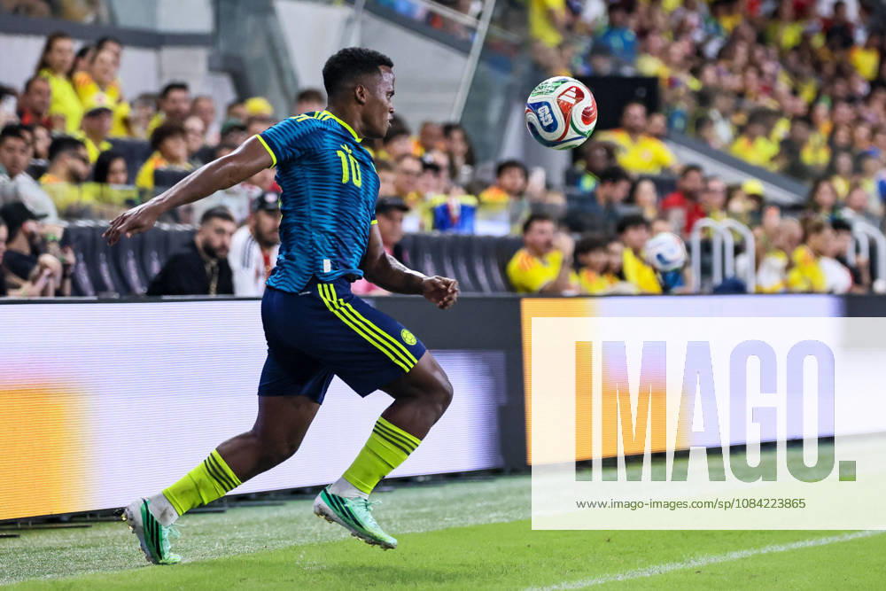 MIAMI, FL - OCTOBER 06: Jhon Arias 10 of Colombia controls a ball during an International Friendly, Länderspiel, Nationalmannschaft soccer match between Colombia and Peru at NU Stadium on October 06, 2026 in Miami, Florida.(Photo by Chris Arjoon Icon Sportswire) SOCCER: OCT 06 Colombia vs Peru Icon2610060000048