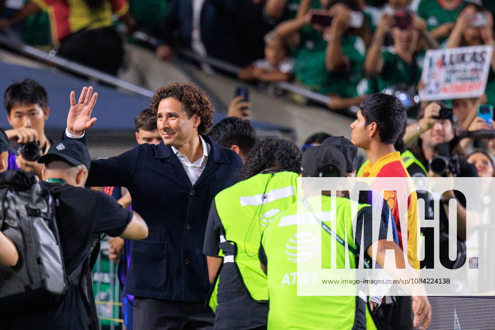 Mexico goalkeeper Guillermo Ochoa waves to fans as he arrives to be honored during the â€oeThank You, Memo†retirement ceremony prior to the International Friendly, Länderspiel, Nationalmannschaft match between Mexico and Chile at the Los Angeles Memorial Coliseum on Tuesday, October 6, 2026, in Los Angeles, California. JAVIER ROJAS PI Los Angeles USA - ZUMAp124 20261006_zaa_p124_082