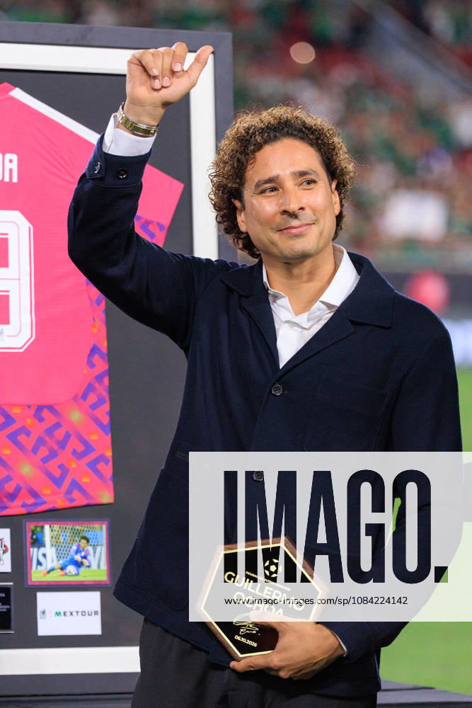 Mexico goalkeeper Guillermo Ochoa is honored during the â€oeThank You, Memo†retirement ceremony prior to the International Friendly, Länderspiel, Nationalmannschaft match between Mexico and Chile at the Los Angeles Memorial Coliseum on Tuesday, October 6, 2026, in Los Angeles, California. JAVIER ROJAS PI Los Angeles USA - ZUMAp124 20261006_zaa_p124_084