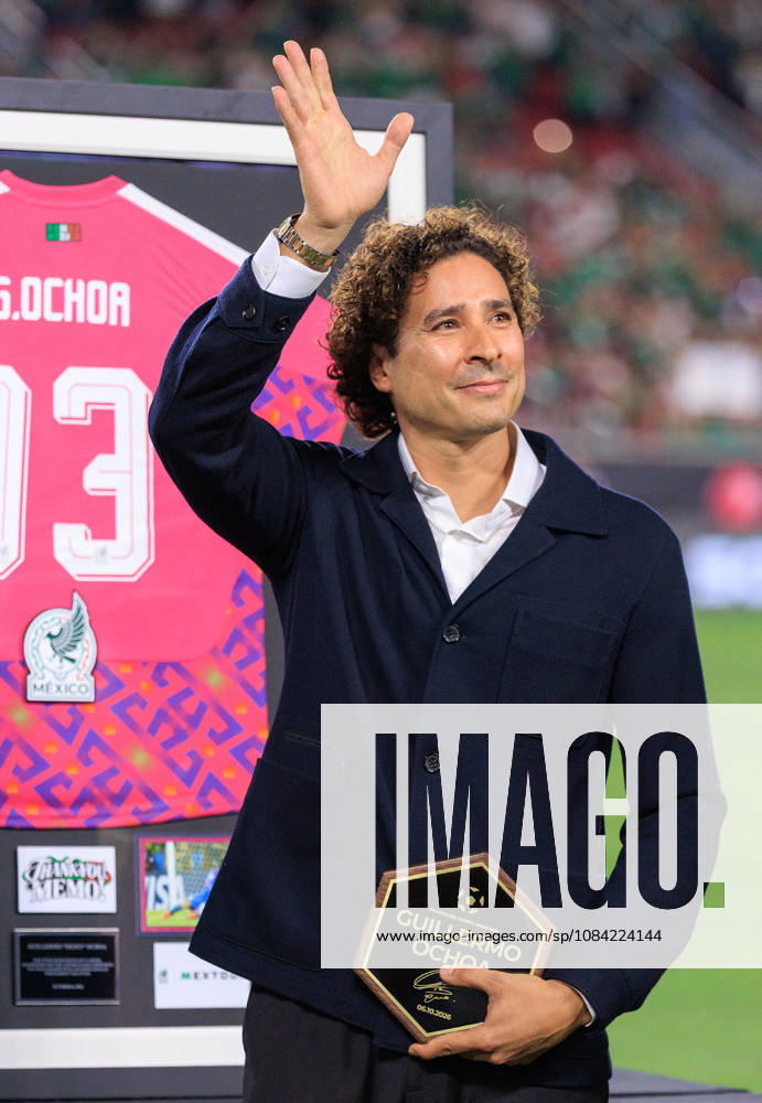 Mexico goalkeeper Guillermo Ochoa is honored during the â€oeThank You, Memo†retirement ceremony prior to the International Friendly, Länderspiel, Nationalmannschaft match between Mexico and Chile at the Los Angeles Memorial Coliseum on Tuesday, October 6, 2026, in Los Angeles, California. JAVIER ROJAS PI Los Angeles USA - ZUMAp124 20261006_zaa_p124_085