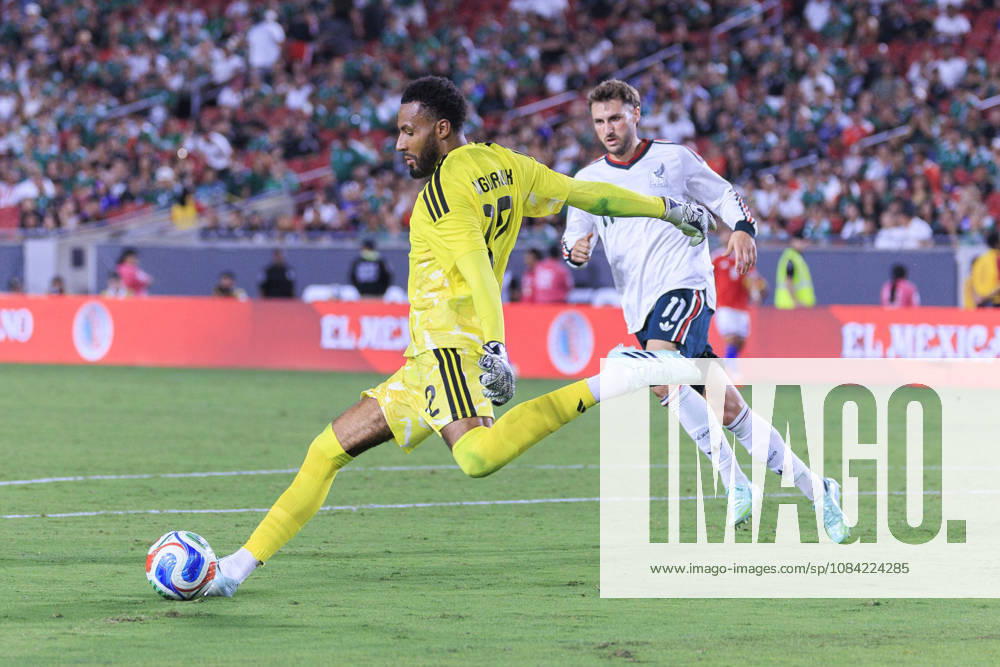 Goalkeeper, Lawrence Vigouroux 12 of Chile passes the ball as Santiago Gimenez 11 of Mexico attempts to intercept during an International Friendly, Länderspiel, Nationalmannschaft match at the Los Angeles Memorial Coliseum on Tuesday October 6, 2026 in Los Angeles, California. Mexico loses to Chile, 0-2. ARIANA RUIZ PI Mexico Vs. Chile - ZUMAp124 20261006_zaa_p124_095