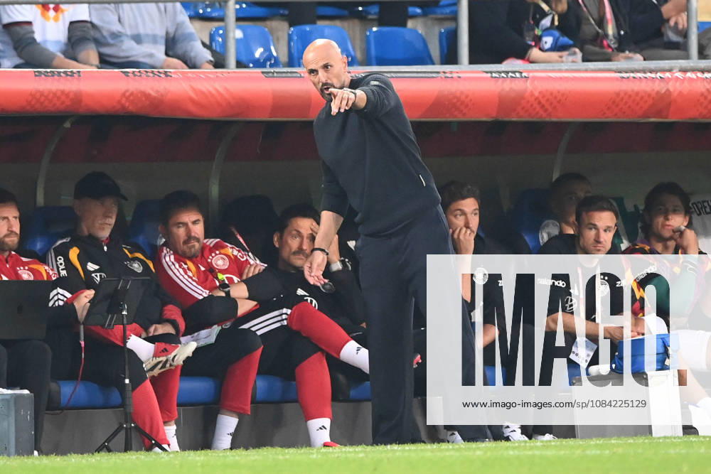 German national team coach Antonio DI SALVO gives instructions to his players; gestures, soccer international match, U21, European Championship qualifiers, Germany vs. Georgia 2–0 on October 6, 2026, Schüco Arena, Bielefeld, Â