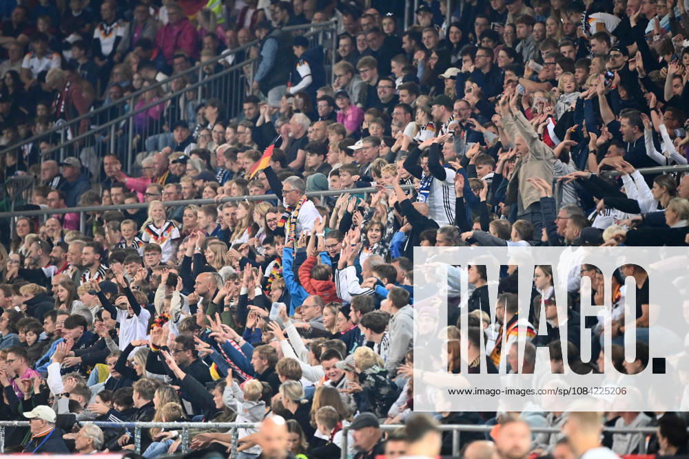 Spectators do the Mexican wave, laola, feature, background image, symbolic photo, cheering, joy, cheers, international soccer match, U21, European Championship qualifier, Germany vs. Georgia 2–0 on October 6, 2026, Schueco Arena, Bielefeld, Â