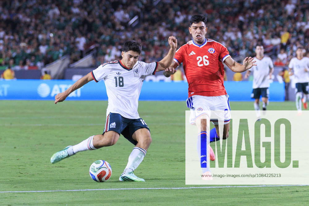 Obed Vargas 18 of Mexico makes a goal attempt as Diego Ulloa 26 of Chile defends during an International Friendly, Länderspiel, Nationalmannschaft at the Los Angeles Memorial Coliseum on Tuesday October 6, 2026 in Los Angeles, California. Mexico loses to Chile, 0-2. ARIANA RUIZ PI Los Angeles USA - ZUMAp124 20261006_zaa_p124_114