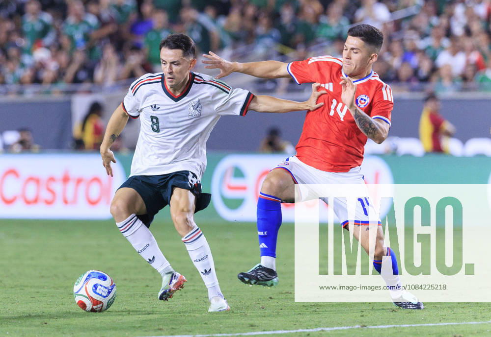 Alvaro Fidalgo 8 of Mexico fends off Victor Mendez 14 of Chile during an International Friendly, Länderspiel, Nationalmannschaft at the Los Angeles Memorial Coliseum on Tuesday October 6, 2026 in Los Angeles, California. Mexico loses to Chile, 0-2. ARIANA RUIZ PI Mexico Vs. Chile - ZUMAp124 20261006_zaa_p124_108