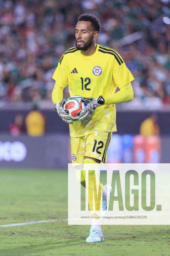 Goalkeeper, Lawrence Vigouroux 12 of Chile during an International Friendly, Länderspiel, Nationalmannschaft match against Mexico at the Los Angeles Memorial Coliseum on Tuesday October 6, 2026 in Los Angeles, California. Mexico loses to Chile, 0-2. ARIANA RUIZ PI Mexico Vs. Chile - ZUMAp124 20261006_zaa_p124_115
