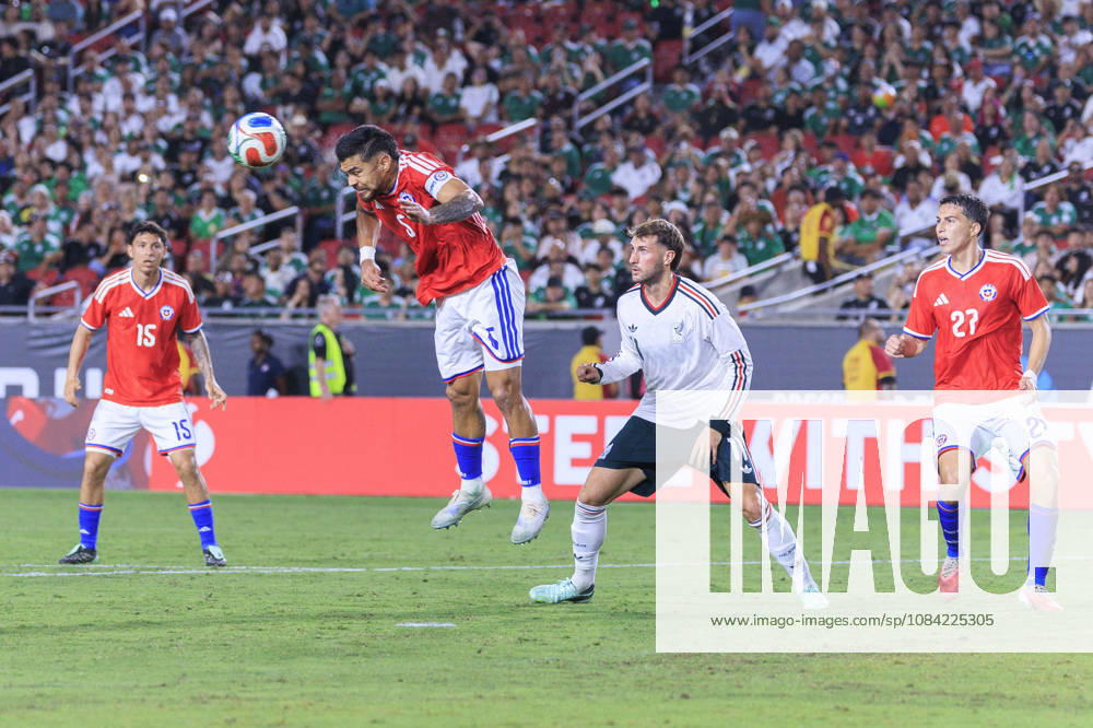 Paulo Diaz 5 of Chile heads the ball before Santiago Gimenez 11 of Mexico during an International Friendly, Länderspiel, Nationalmannschaft at the Los Angeles Memorial Coliseum on Tuesday October 6, 2026 in Los Angeles, California. Mexico loses to Chile, 0-2. ARIANA RUIZ PI Los Angeles USA - ZUMAp124 20261006_zaa_p124_123