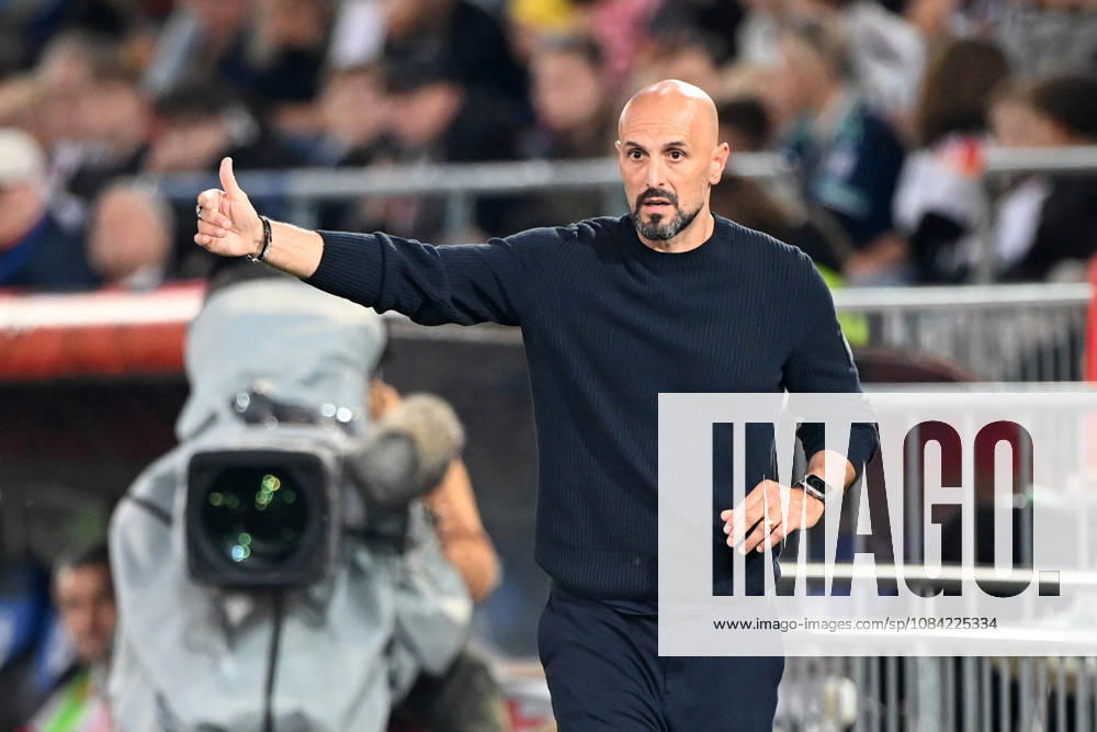 German national team coach Antonio DI SALVO gives instructions to his players; gestures, soccer international match, U21, European Championship qualifiers, Germany vs. Georgia 2–0 on October 6, 2026, Schüco Arena, Bielefeld, Â