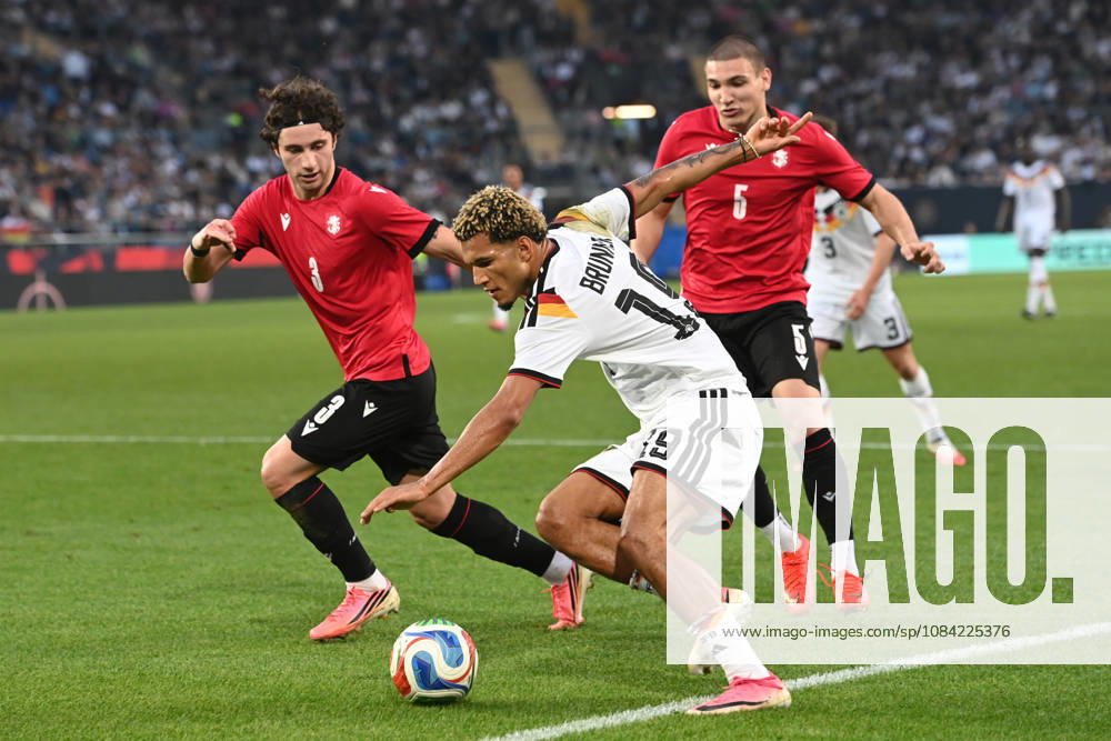 Paris BRUNNER (GER) vs. Dato BUKIA (GEO) and Aleksandre Amisulashvili (GEO) – Action, Tackle, International Soccer Match, U21, European Championship Qualifiers, Germany vs. Georgia 2–0 on October 6, 2026, Schüco Arena, Bielefeld, Â