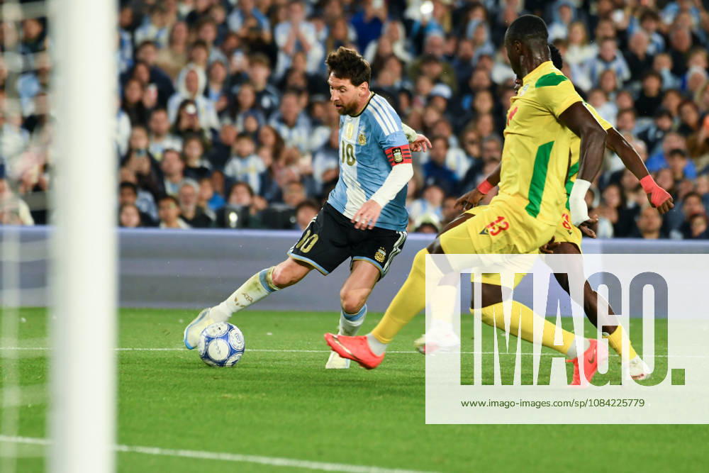 BUENOS AIRES, ARGENTINA 6 OCTOBER: Argentine footballer Lionel Messi beats the Benin defenders with a dribble during a friendly match between Argentina and Benin at the Estadio Monumental Antonio V. Liberti on 6 October 2026 in Buenos Aires, Argentina.