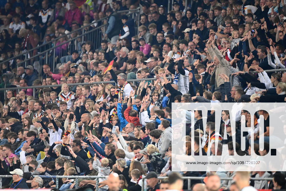 Spectators doing the LA Ola wave, laola, feature, background image, symbolic photo, cheering, joy, cheers, international soccer match, U21, European Championship qualifier, Germany vs. Georgia 2–0 on October 6, 2026, Schueco Arena, Bielefeld, Â