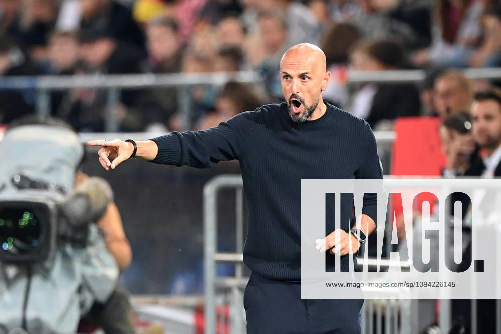 German national team coach Antonio DI SALVO gives instructions to his players; gestures, soccer international match, U21, European Championship qualifiers, Germany vs. Georgia 2–0 on October 6, 2026, Schüco Arena, Bielefeld, Â