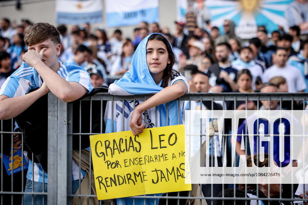 The last match of Messi in Buenos Aires, Argentina - 06 Oct 2026 Argentina fan show a poster with the legend Thank you, Leo, for teaching me to never give up prior to the match between Argentina and Benin International Friendly, Länderspiel, Nationalmannschaft match, The last match of Messi with Argentina national team, Nationalteam Final score: Argentina 3 - 0 Benin Buenos Aires Argentina