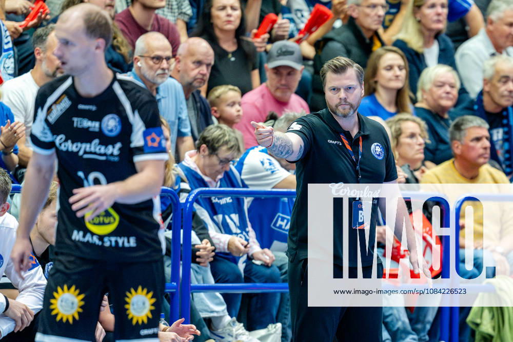 Solingen, October 6, 2026, Handball, Men s, EHF, European League, Group Stage, Matchday 2, 2026–2027, Bergischer HC vs. IK Sävehof, Arnor Gunnarsson, Bergischer HC coach, giving instructions, Solingen Klingenhalle, North Rhine-Westphalia, Germany