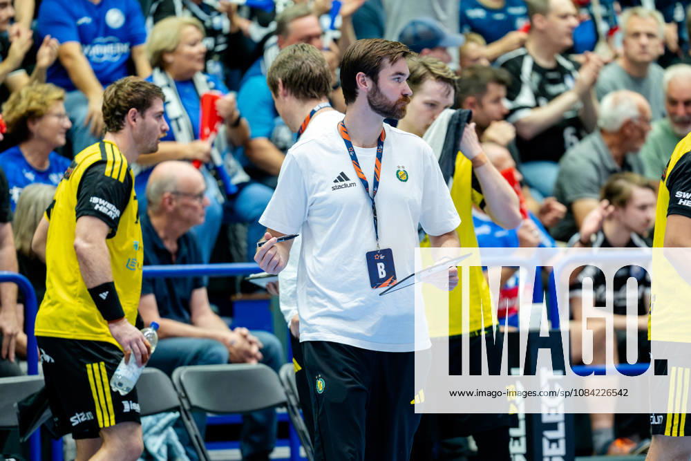 Solingen, October 6, 2026, Handball, Men s, EHF, European League, Group Stage, Matchday 2, 2026–2027, Bergischer HC vs. IK Sävehof; Linus Ekman, coach of IK Sävehof, takes a timeout before the match at the Klingenhalle in Solingen, North Rhine-Westphalia, Germany