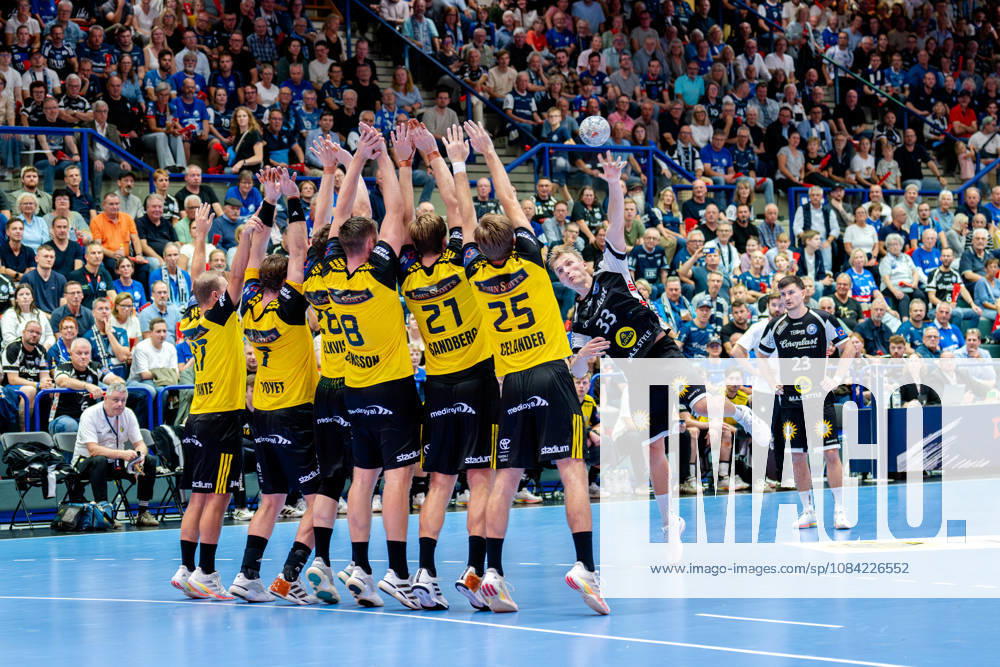 Solingen, October 6, 2026, Handball, Men s, EHF, European League, Group Stage, Matchday 2, 2026–2027, Bergischer HC vs. IK Sävehof (Zeb Bjerneld), Bergischer HC, 33 on the last free throw before halftime against the defensive block from Sävehof at the Klingenhalle in Solingen, North Rhine-Westphalia, Germany