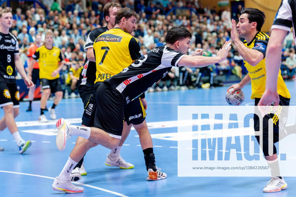 Solingen, October 6, 2026, Handball, Men s, EHF, European League, Group Stage, Matchday 2, 2026–2027, Bergischer HC vs. IK Sävehof, Sebastian Durlanu (IK Sävehof), No. 15 in a duel with Janik Schrader (Bergischer HC), No. 23, Solingen Klingenhalle, North Rhine-Westphalia, Germany