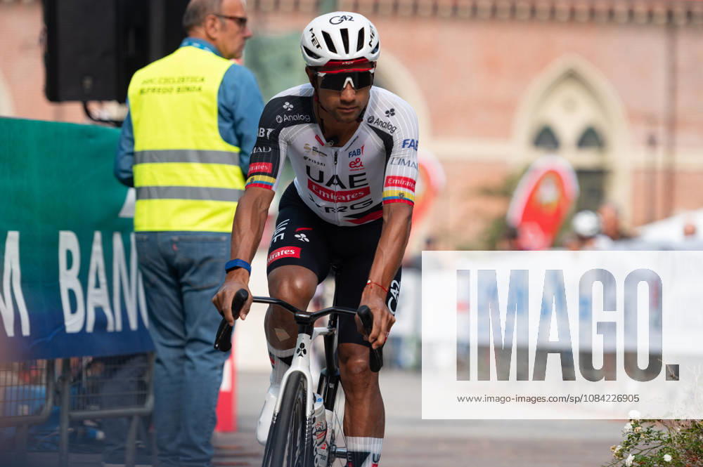 IPA89391060 - Manuel Jhonatan NARVAEZ PRADO, UAE TEAM EMIRATES XRG, at the start of the 2026 Tre Valli Varesine in Busto Arsizio, Italy, on October 6, 2026