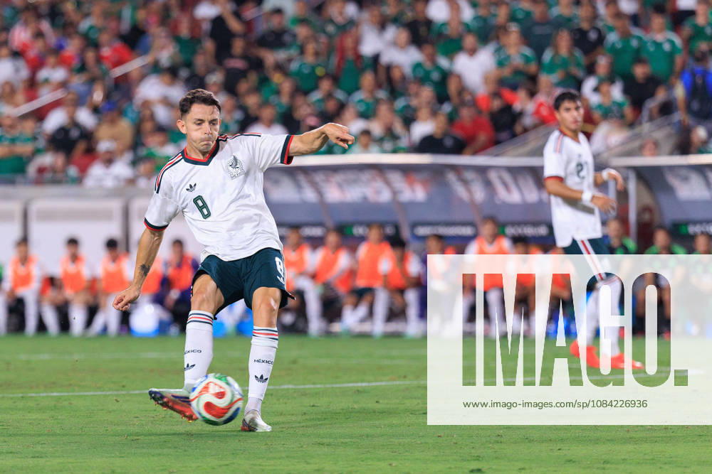 Alvaro Fidalgo 8 of Mexico passes the ball during an International Friendly, Länderspiel, Nationalmannschaft match against Chile at Los Angeles Memorial Coliseum on Tuesday, October 6, 2026, in Los Angeles, California. Mexico loses to Chile, 0-2. JAVIER ROJAS PI Los Angeles USA - ZUMAp124 20261006_zaa_p124_133