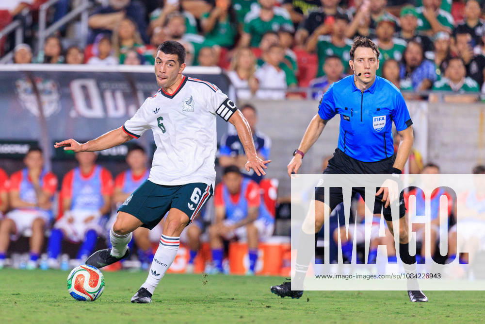 Erik Lira 6 of Mexico passes the ball during an International Friendly, Länderspiel, Nationalmannschaft match against Chile at Los Angeles Memorial Coliseum on Tuesday, October 6, 2026, in Los Angeles, California. Mexico loses to Chile, 0-2. JAVIER ROJAS PI Los Angeles USA - ZUMAp124 20261006_zaa_p124_134