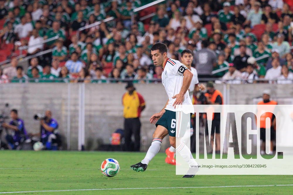 Erik Lira 6 of Mexico passes the ball during an International Friendly, Länderspiel, Nationalmannschaft match against Chile at Los Angeles Memorial Coliseum on Tuesday, October 6, 2026, in Los Angeles, California. Mexico loses to Chile, 0-2. JAVIER ROJAS PI Mexico Vs. Peru - ZUMAp124 20261006_zaa_p124_128