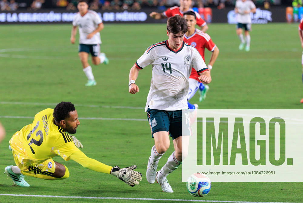 Armando Gonzalez 14 of Mexico tries to get past goalkeeper, Lawrence Vigouroux 12 of Chile during an International Friendly, Länderspiel, Nationalmannschaft match at Los Angeles Memorial Coliseum on Tuesday, October 6, 2026, in Los Angeles, California. Mexico loses to Chile, 0-2. JAVIER ROJAS PI Los Angeles USA - ZUMAp124 20261006_zaa_p124_140
