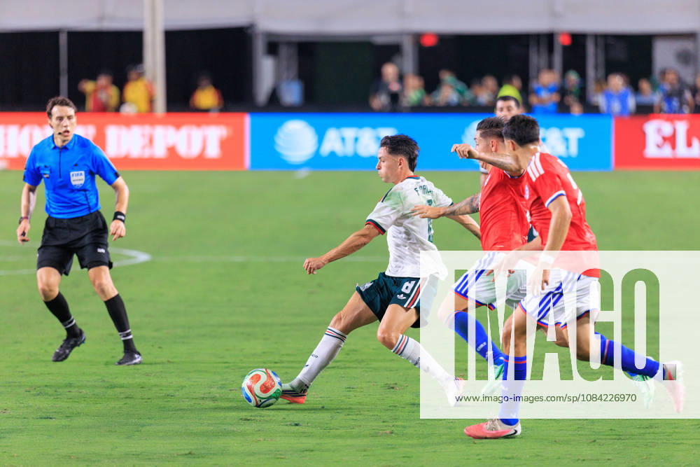 Alvaro Fidalgo 8 of Mexico tries to get past Chile defenders during an International Friendly, Länderspiel, Nationalmannschaft match against Chile at Los Angeles Memorial Coliseum on Tuesday, October 6, 2026, in Los Angeles, California. Mexico loses to Chile, 0-2. JAVIER ROJAS PI Mexico Vs. Peru - ZUMAp124 20261006_zaa_p124_138