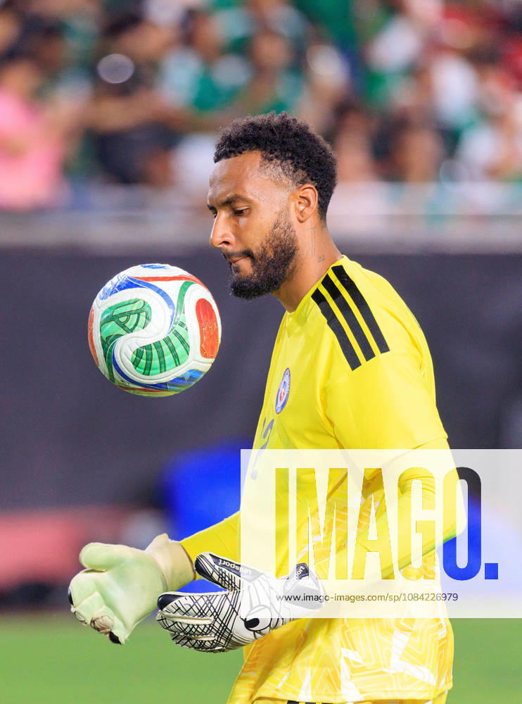 Goalkeeper, Lawrence Vigouroux 12 of Chile with the ball during an International Friendly, Länderspiel, Nationalmannschaft match against Mexico at Los Angeles Memorial Coliseum on Tuesday, October 6, 2026, in Los Angeles, California. Mexico loses to Chile, 0-2. JAVIER ROJAS PI Mexico Vs. Peru - ZUMAp124 20261006_zaa_p124_144