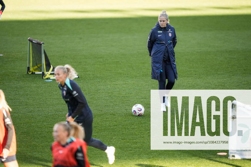 Women s National Soccer Team Prepares for World Cup Qualifiers Oslo, October 7, 2026 National team manager Gemma Grainger during a training session at Ullevaal Stadium, ahead of the World Cup qualifier against Romania. The matches will be played on October 9 at Arcul de Triumf Stadium in Bucharest and on October 13 at Ullevaal Stadium in Oslo. Photo: Beate Oma Dahle, NTB, Oslo, Norway. . RESTRICTED USE FOR BETTING COMPANIES.