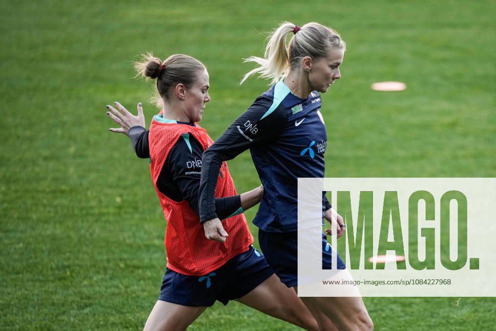 The women s national soccer team is preparing for the World Cup qualifiers Oslo, October 7, 2026 Marthine Ostenstad and Ada Hegerberg during a training session at Ullevaal Stadium, for the World Cup qualifier against Romania. The matches will be played on October 9 at Arcul de Triumf Stadium in Bucharest and on October 13 at Ullevaal Stadium in Oslo. Photo: Beate Oma Dahle, NTB, Oslo, Norway. . RESTRICTED USE FOR BETTING COMPANIES.