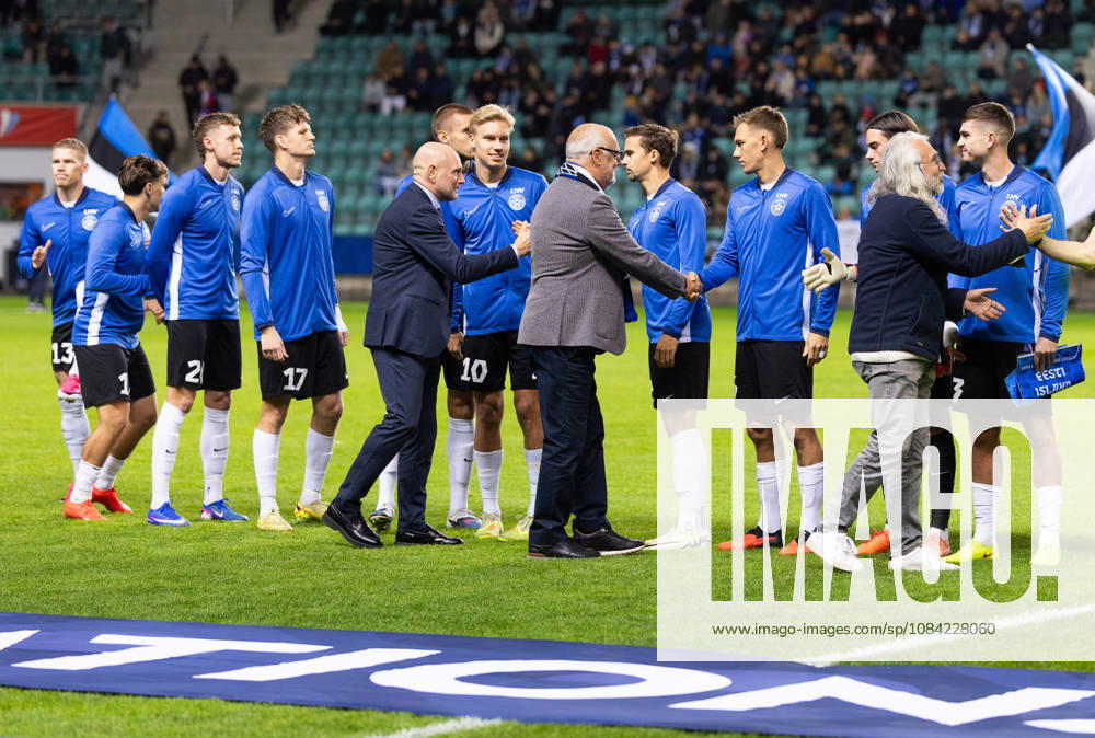 Tallinn. Football Nations League. Estonia VS Iceland 0:0. Estonian President Alar Karis (C) and Estonian FA (EJK) President Aivar Pohlak (R) greeting the Estonian Football Team. Photo Tairo Lutter, Postimees Tallinn Harjumaa Estonia 1TL06OCT26A15
