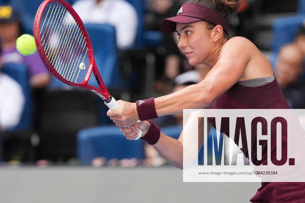 (261007) -- BEIJING, Oct. 7, 2026 -- Iva Jovic hits a return during the women s singles fourth round match between Iga Swiatek of Poland and Iva Jovic of the United States at 2026 China Open tennis tournament in Beijing, China, Oct. 7, 2026. ) (SP)CHINA-BEIJING-TENNIS-CHINA OPEN-WOMEN S SINGLES (CN) JuxHuanzong