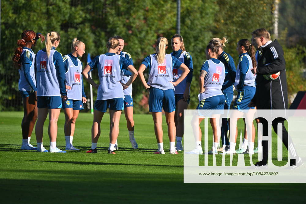 STOCKHOLM, SWEDEN 20261007 The women s national soccer team is training at Bosön ahead of the 2027 World Cup playoffs STOCKHOLM, SWEDEN