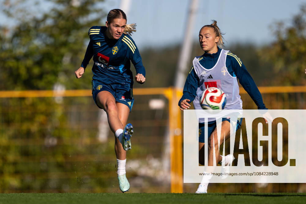 Hanna Lundkvist and Hanna Bennison of the Swedish women’s national soccer team during a training session on October 7, 2026 in Stockholm. Photo by Emma Wallskog, BILDBYRAN, code EW EW0716: soccer, football, fotball, World Cup qualifiers, FIFA Women’s World Cup qualifiers, training, Sweden, women’s soccer, bbeng