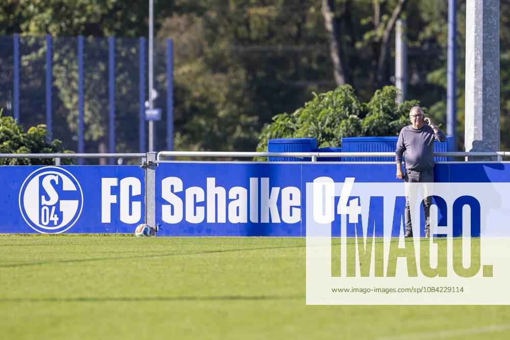 Soccer, FC Schalke 04 practice, Scout Manfred Manni Dubski, FC Schalke 04, Gelsenkirchen, FC Schalke 04 training facility, North Rhine-Westphalia, Germany, xRHR, PHOTO YYx