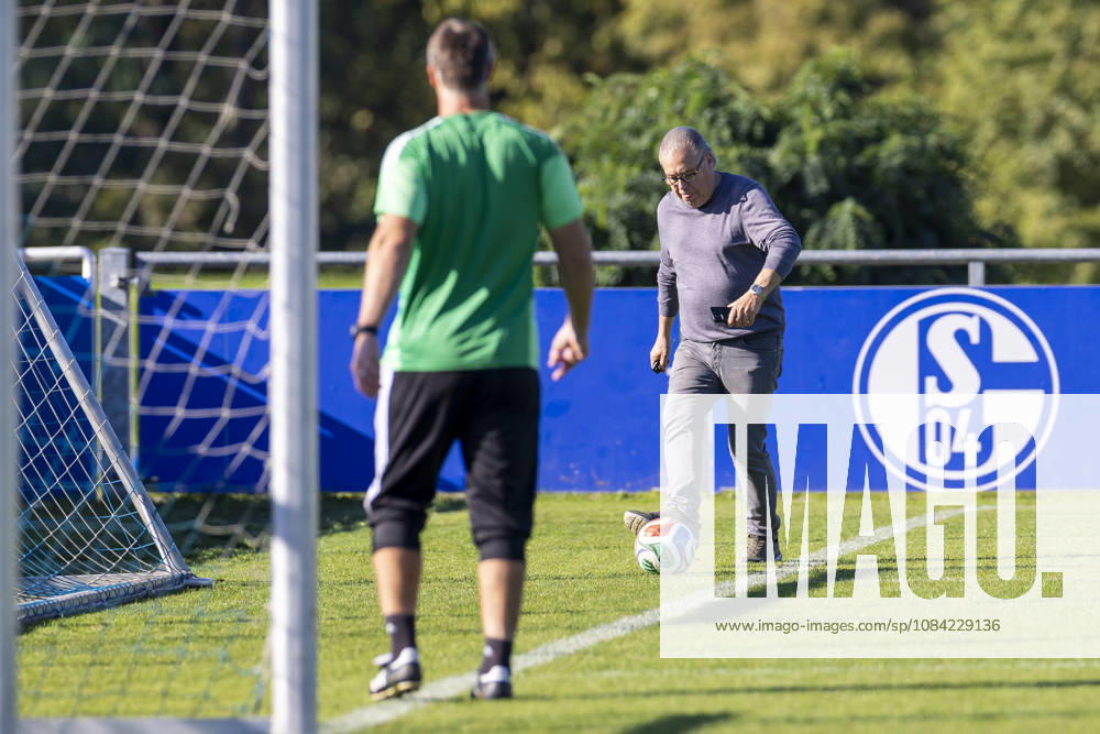 Soccer, FC Schalke 04 practice, Scout Manfred Manni Dubski, FC Schalke 04, Gelsenkirchen, FC Schalke 04 training facility, North Rhine-Westphalia, Germany, xRHR, PHOTO YYx