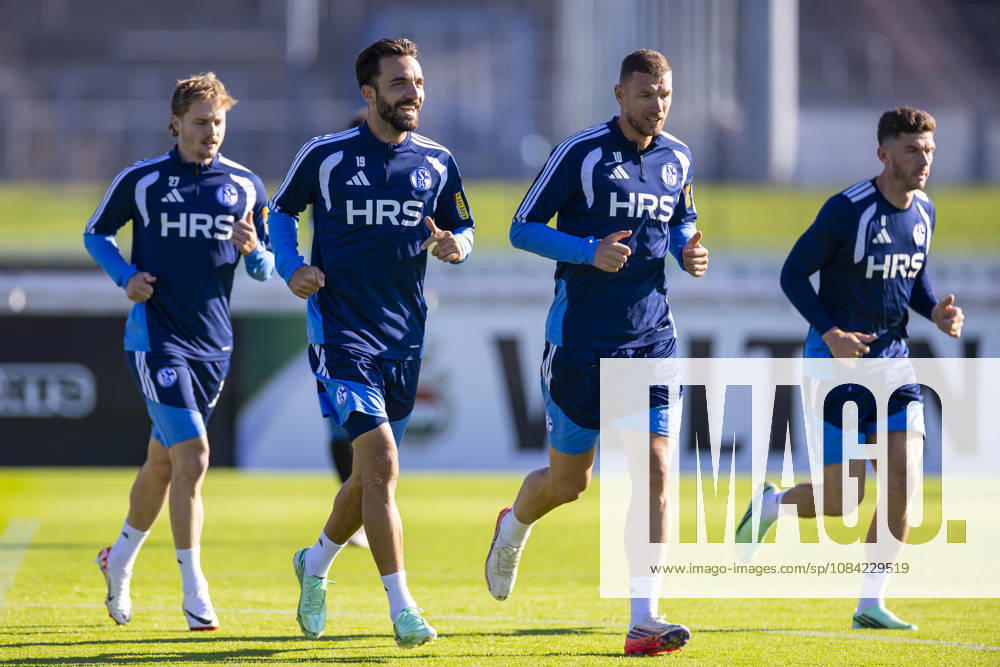 Soccer, FC Schalke 04 Training: Finn Porath (FC Schalke 04), Kenan Karaman (FC Schalke 04), Edin Dzeko (FC Schalke 04), Robin Gosens, FC Schalke 04, Gelsenkirchen, FC Schalke 04 training facility, North Rhine-Westphalia, Germany, xRHR, PHOTO YYx