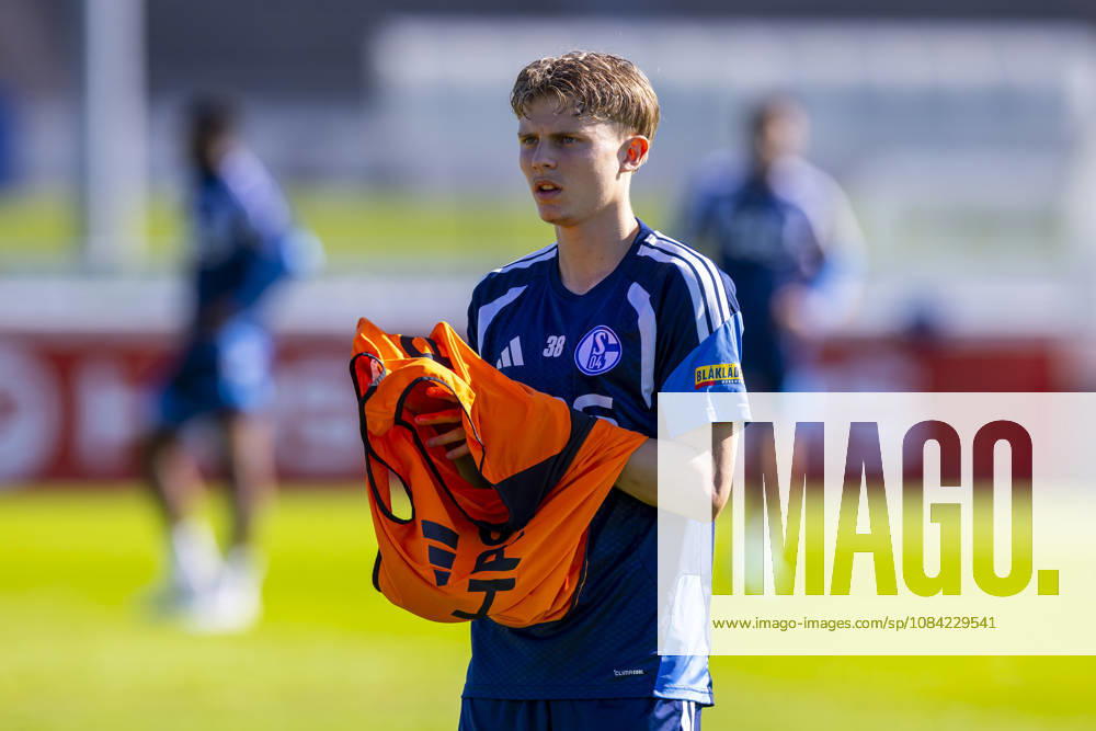 Soccer, FC Schalke 04 practice Luca Vozar FC Schalke 04 puts on a jersey Gelsenkirchen FC Schalke 04 training facility North Rhine-Westphalia, Germany xRHR PHOTO YYx