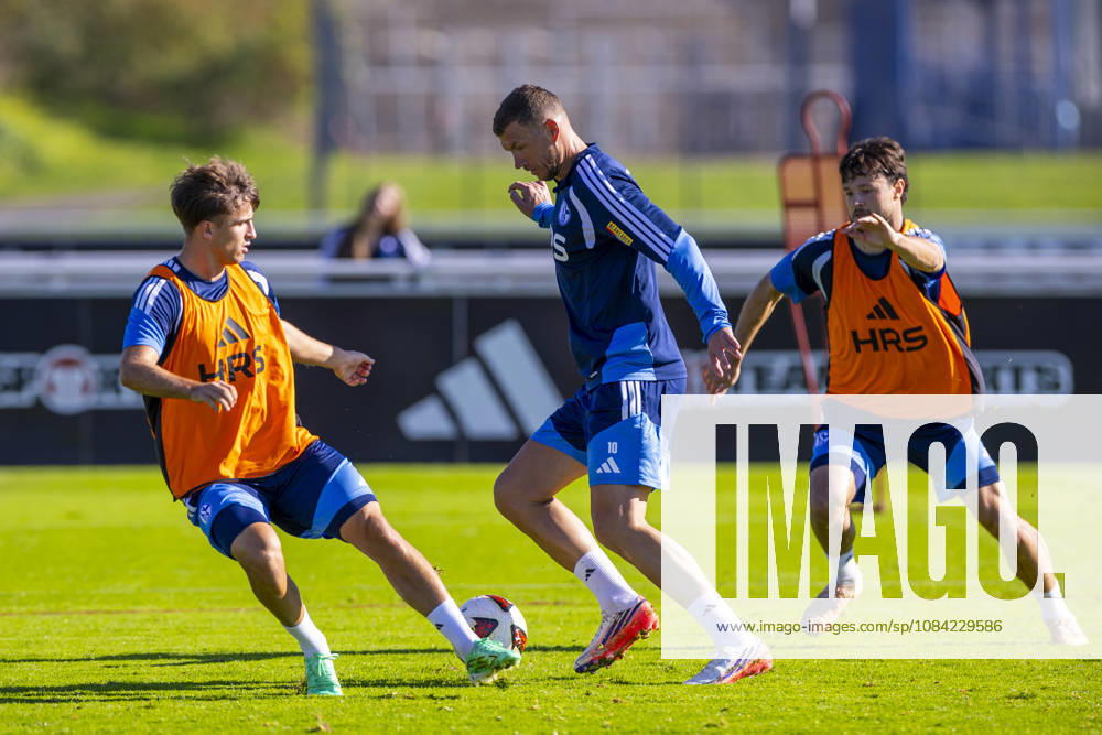 Soccer, FC Schalke 04 training session by Vitalie Becker, FC Schalke 04, Edin Dzeko, FC Schalke 04, Adrian Gantenbein, FC Schalke 04, Gelsenkirchen, FC Schalke 04 training facility, North Rhine-Westphalia, Germany, xRHR, PHOTO YYx