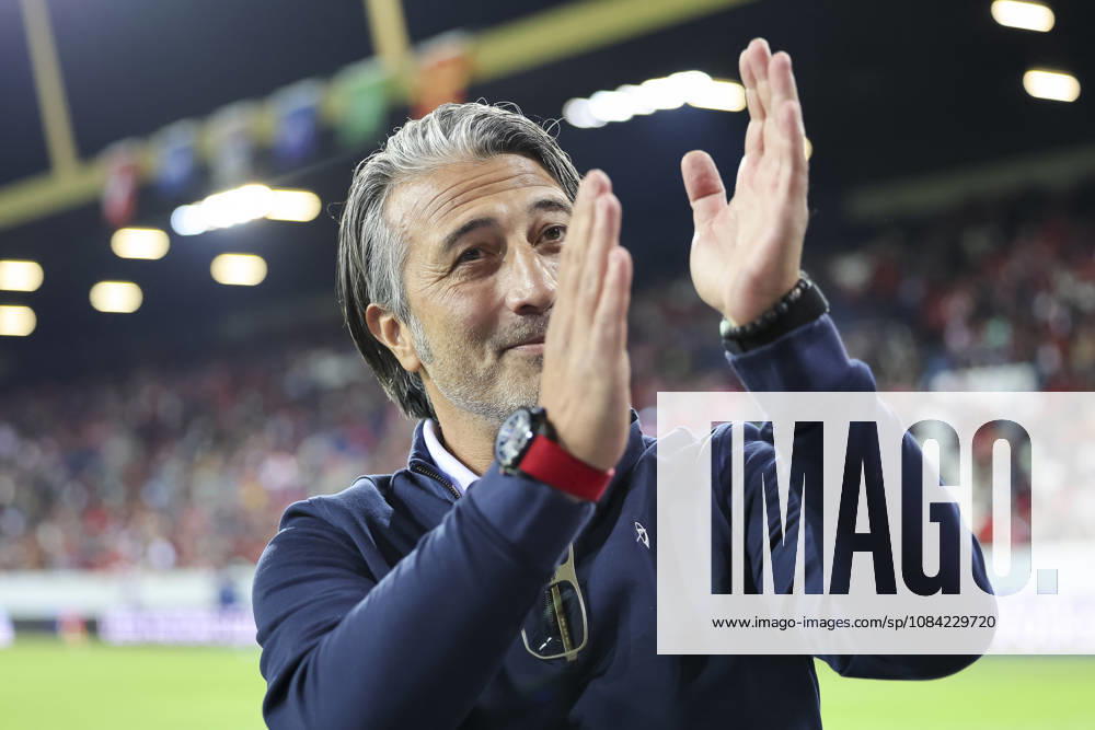 Murat Yakin of Switzerland, coach, with the fans before kickoff, Switzerland, UEFA, Nations League, Matchday 4, Switzerland vs. North Macedonia, October 6, 2026, Lucerne Swissporarena, Switzerland