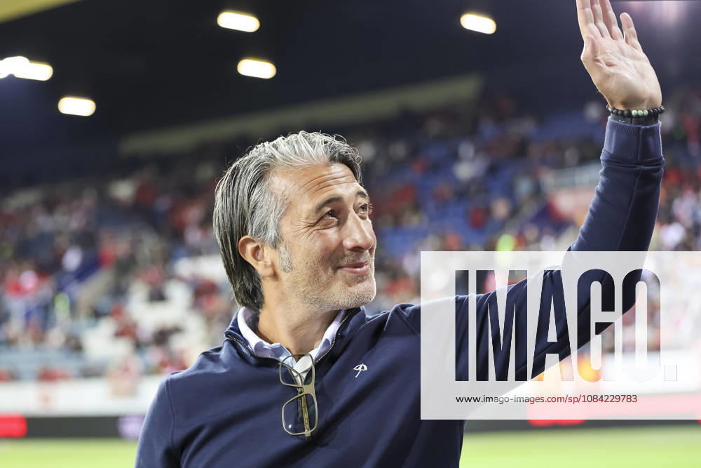 Murat Yakin, Switzerland, coach, with the fans before kickoff, Switzerland, UEFA, Nations League, Matchday 4, Switzerland vs. North Macedonia, October 6, 2026, Lucerne Swissporarena, Switzerland