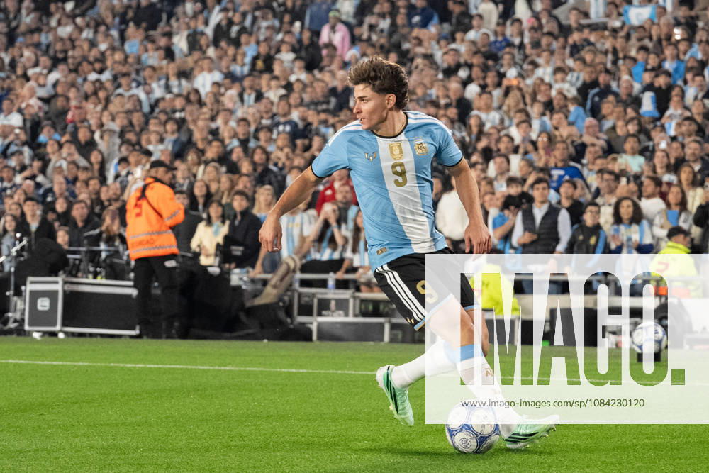 Julian Alvarez of Argentina controls the ball during the International Friendly, Länderspiel, Nationalmannschaft football match between Argentina and Benin, at the Estadio Monumental Antonio V. Liberti, on October 6, 2026, in Buenos Aires, Argentina. Richard Callis Fotoarena (Richard Callis SPP)