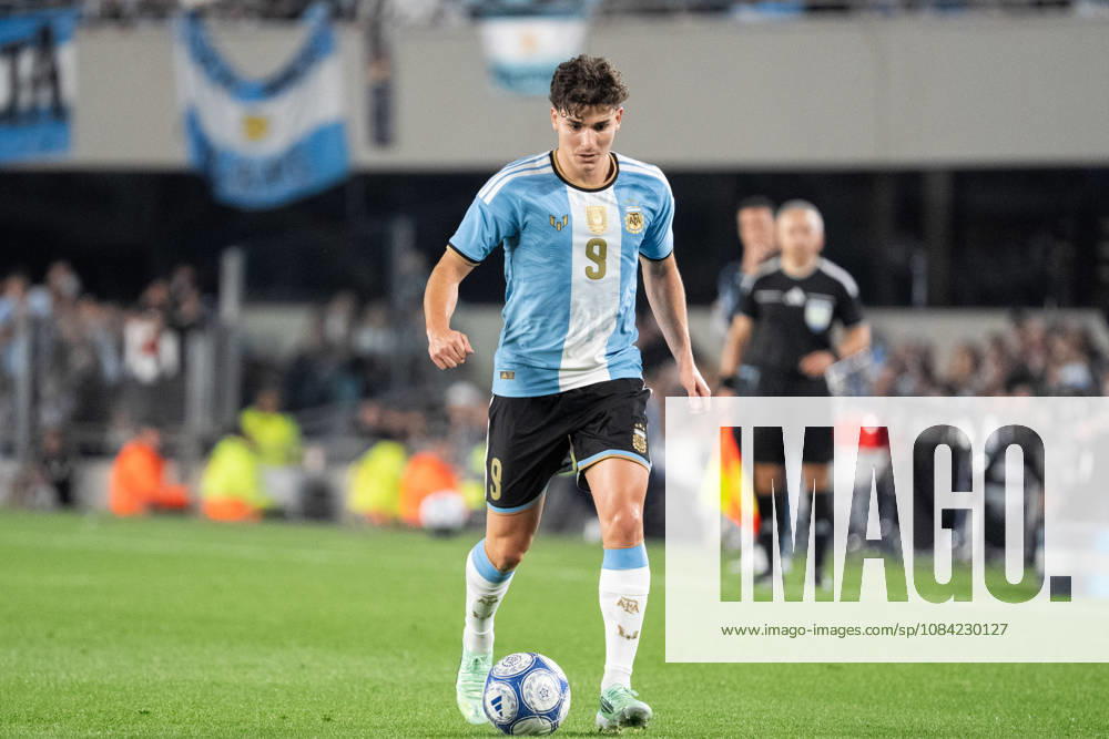 Julian Alvarez of Argentina runs with the ball during the International Friendly, Länderspiel, Nationalmannschaft football match between Argentina and Benin, at the Estadio Monumental Antonio V. Liberti, on October 6, 2026, in Buenos Aires, Argentina. Richard Callis Fotoarena (Richard Callis SPP)