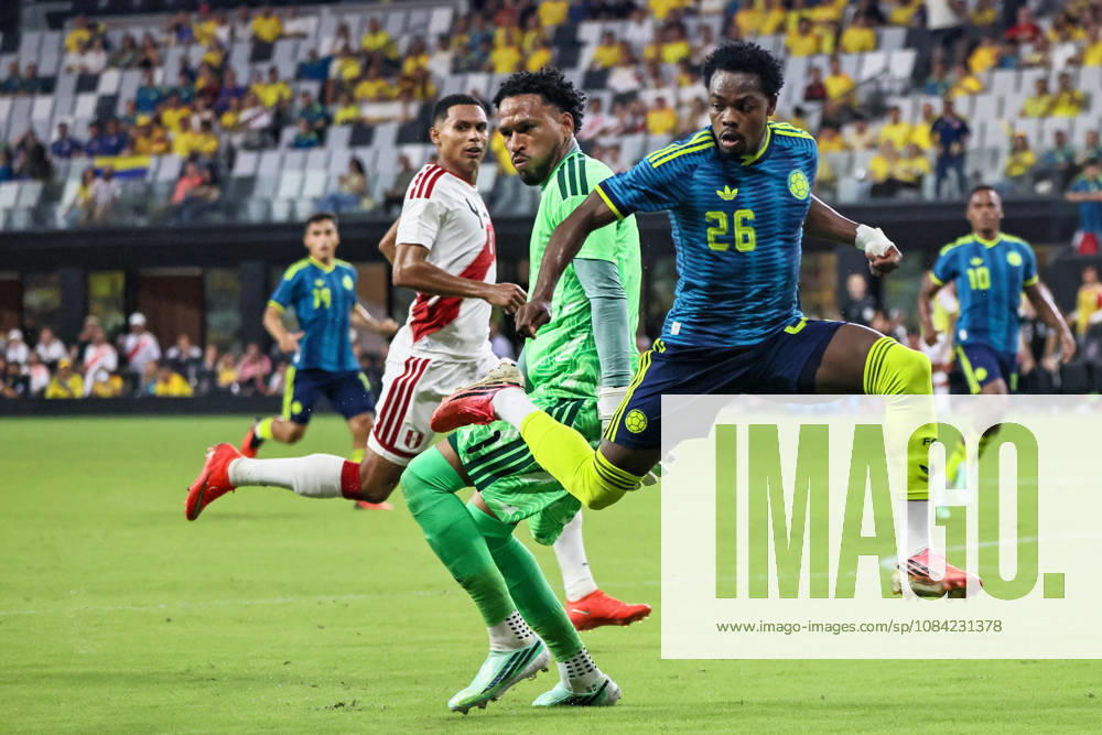 MIAMI, FL - OCTOBER 06: Carlos Andres Gomez 26 of Colombia and Pedro Gallese 1 of Peru battle for a ball during an International Friendly, Länderspiel, Nationalmannschaft soccer match between Colombia and Peru at NU Stadium on October 06, 2026 in Miami, Florida.(Photo by Chris Arjoon Icon Sportswire) SOCCER: OCT 06 Colombia vs Peru Icon2610060000053