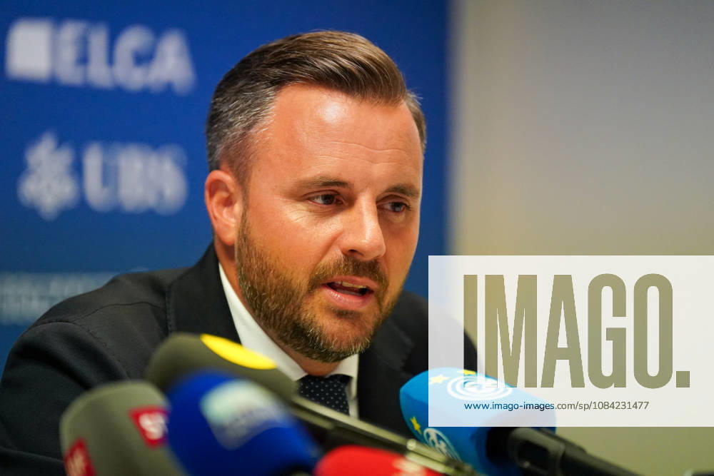 Switzerland, Zurich Soccer Grasshopper Club Zurich Introduction of Head Coach Olaf Janßen by Ludovic Delechat, Chairman of the Board of Directors of Grasshopper Fussball AG (GFAG), at the Grasshopper Club Zurich (GCZ) press conference Ludovic Delechat, GC Zurich, GCZ, Grasshoppers, President, Chairman of the Board, GFAG, Bridge Football Group, media conference, press conference, soccer, Super League, Zurich