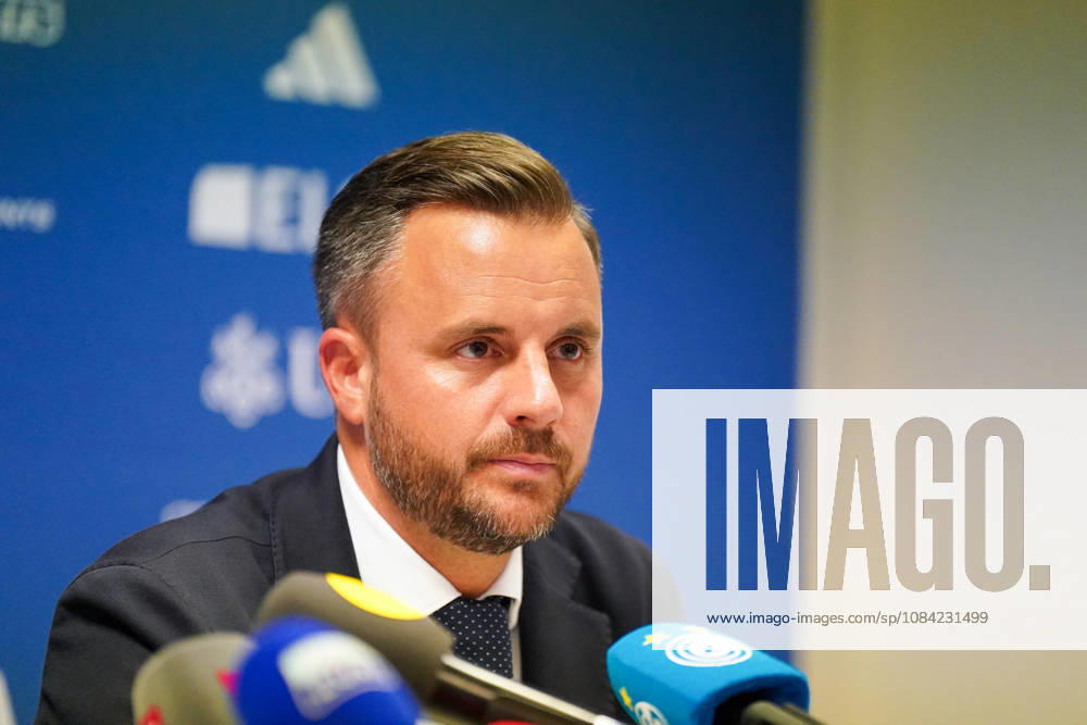 Switzerland, Zurich Soccer Grasshopper Club Zurich Introduction of Head Coach Olaf Janßen by Ludovic Delechat, Chairman of the Board of Directors of Grasshopper Fussball AG (GFAG), at the Grasshopper Club Zurich (GCZ) press conference Ludovic Delechat, GC Zurich, GCZ, Grasshoppers, President, Chairman of the Board, GFAG, Bridge Football Group, media conference, press conference, soccer, Super League, Zurich