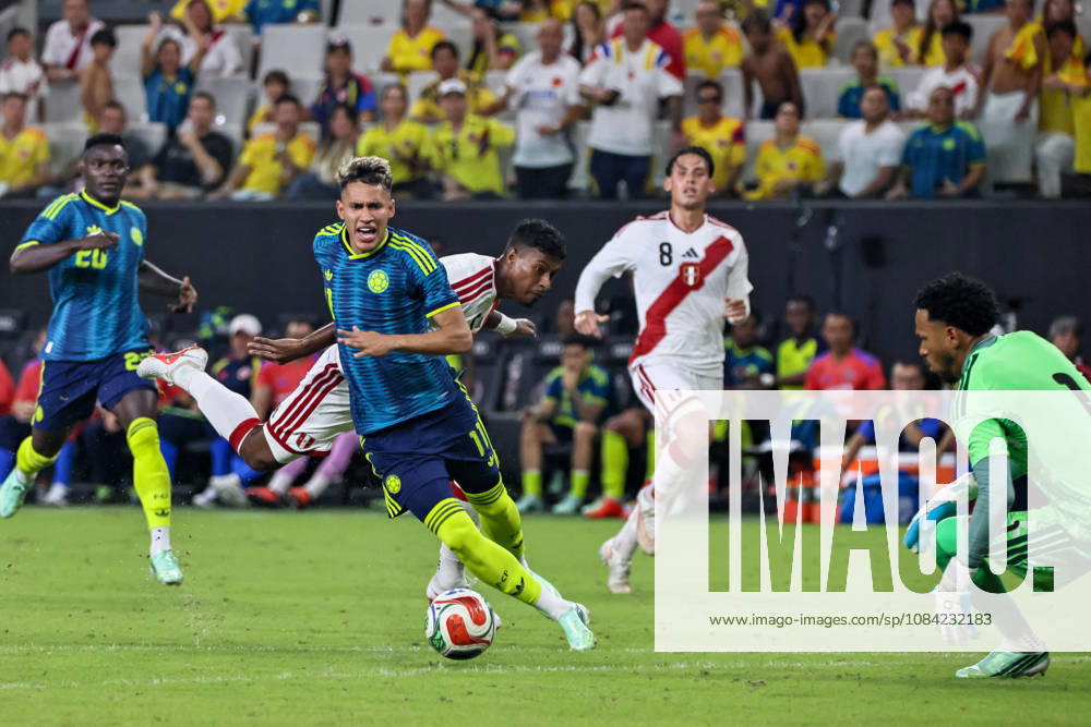 MIAMI, FL - OCTOBER 06: Camilo Duran 11 of Colombia and Miguel Araujo 5 of Peru battle for a ball during an International Friendly, Länderspiel, Nationalmannschaft soccer match between Colombia and Peru at NU Stadium on October 06, 2026 in Miami, Florida.(Photo by Chris Arjoon Icon Sportswire) SOCCER: OCT 06 Colombia vs Peru Icon2610060000076