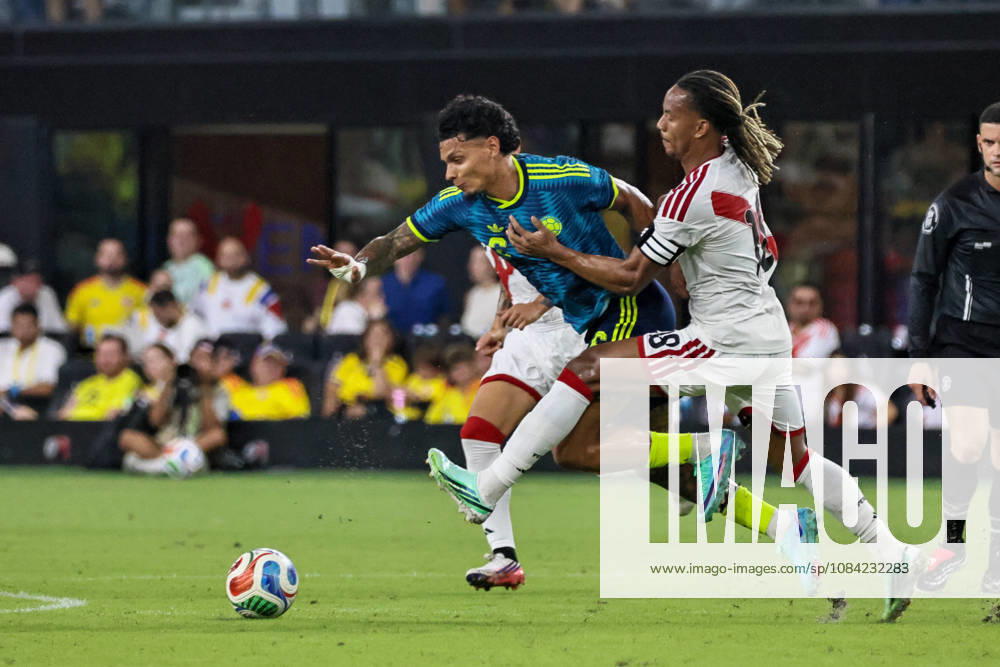 MIAMI, FL - OCTOBER 06: Richard Rios 6 of Colombia and Andre Cariillo 18 of Peru battle for a ball during an International Friendly, Länderspiel, Nationalmannschaft soccer match between Colombia and Peru at NU Stadium on October 06, 2026 in Miami, Florida.(Photo by Chris Arjoon Icon Sportswire) SOCCER: OCT 06 Colombia vs Peru Icon2610060000085